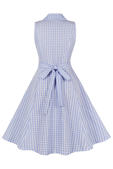 Niebieska sukienka w kratę z klapą w stylu vintage z lat 1950.
